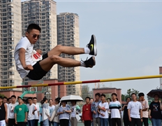 校運(yùn)會(huì)攝影大賽優(yōu)秀作品—騰躍(作者:徐紅梅)