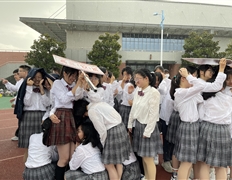 校運(yùn)會(huì)攝影大賽優(yōu)秀作品—雨中的歡樂(作者:徐娟 )