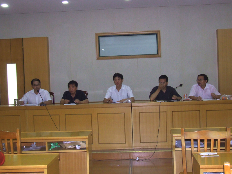 學校工會主席朱曉明主持會議