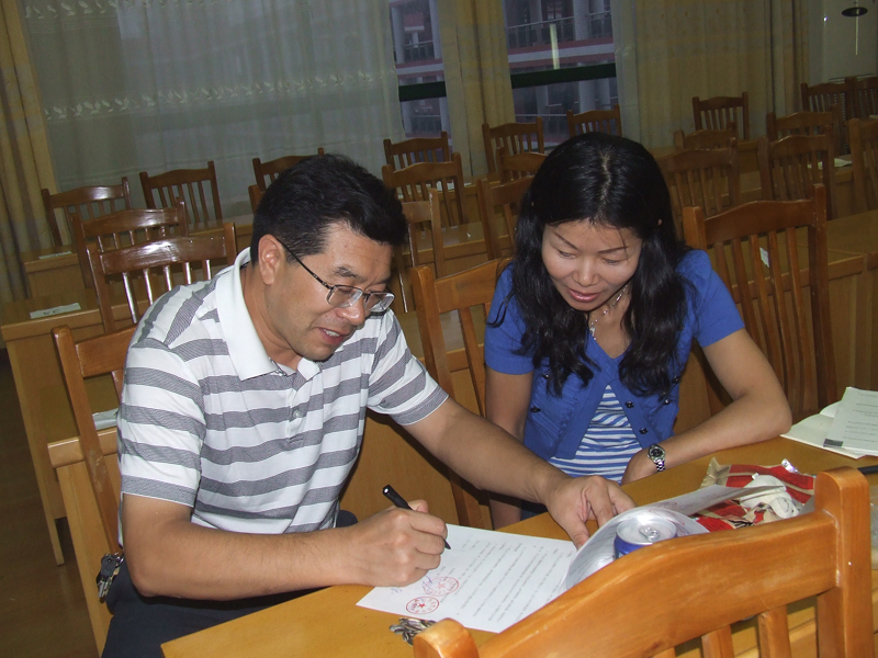 新老教師簽訂掛鉤結對合同